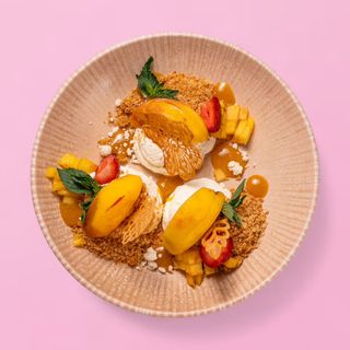 Чийзкейк с праскови и кули от манго