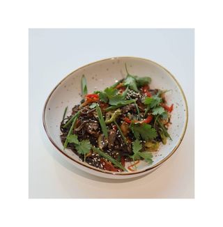 Wok лапша с нежной говядиной и овощами