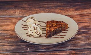 Brownie con Helado Y Nata Montada