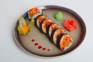 Futomaki z tatarem z łososia ze szczypiorkiem