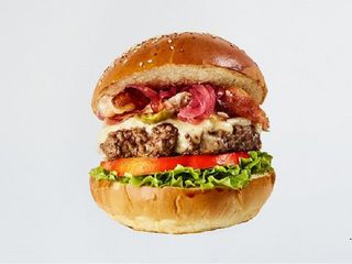 Bamburger servito con patate fritte