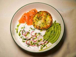 Сирник з бринзою, лососем та авокадо (280g)