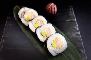 88. Futomaki tempura avocado maionese