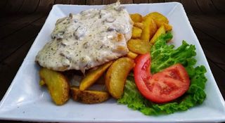 Piletina u gorgonzola sosu sa pomfritom 400 gr