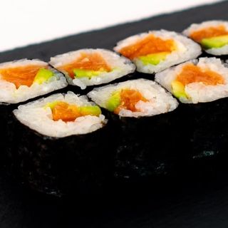 Maki Aguacate Y Salmón (8 pzs.)