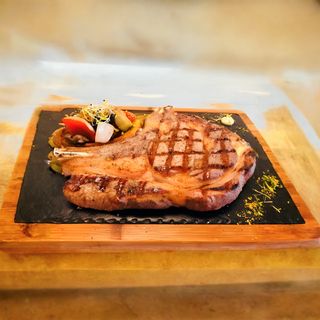 Cotlet de porc Grecesc cu os servit cu cartofi si salata sfecla rosie