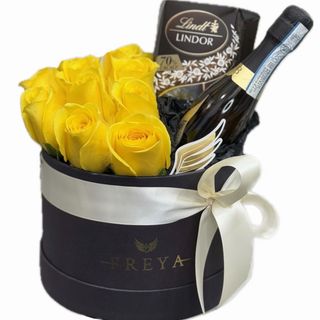 Cutie medie cu 11 trandafiri Bringhton spumant si ciocolata