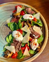 Salată caldă cu carne de vițel