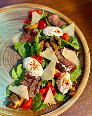 Salată caldă cu carne de vițel