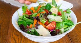 Sezonska mešana salata