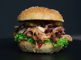 Pulled Pork Burger con Guarnición + Bebida 33cl gratis