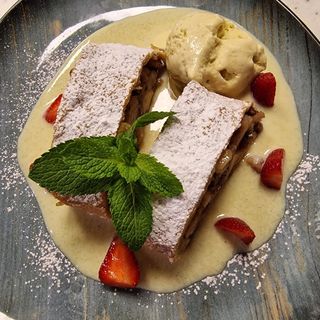 Strudel cu mere cu sos de vanilie & inghetata