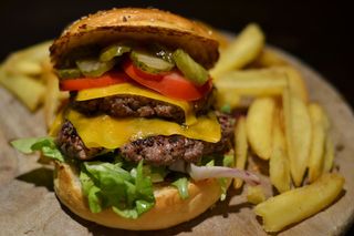 Home classic cheeseburger  + patate fritte