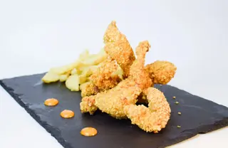 Tiras de pollo crujiente con salsa Gaucha