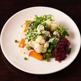 Legume blanșate aromatizate cu unt și usturoi, cu tartar de sfeclă 200g/ 50g