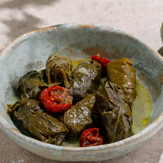 ტოლმა ვაზის ფოთოლში ხბო-ღორი