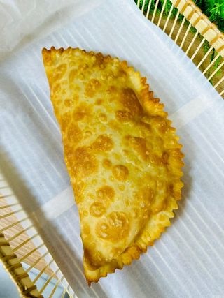 Чебурек з карамелізованим персиком