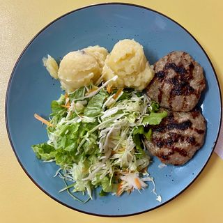 2 броя кюфтета на скара с гарнитура (400г)