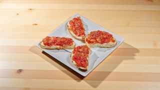 Bruschette cu crema de branza, rosii si ierburi aromate