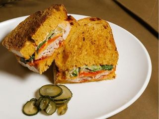 Сендвіч з запеченою індичкою та крем-ромеско (400g)