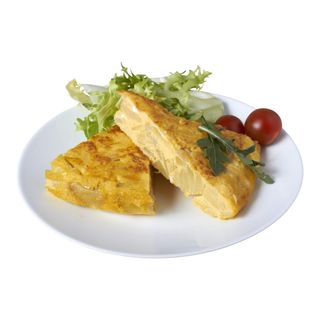 Truita de patata i ceba, rotllet de pernil i formatge i amanida