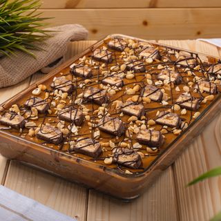 Домашен сладкиш сникърс с карамел и фъстъци