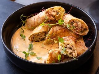 Млинці з куркою та грибами в сирному соусі