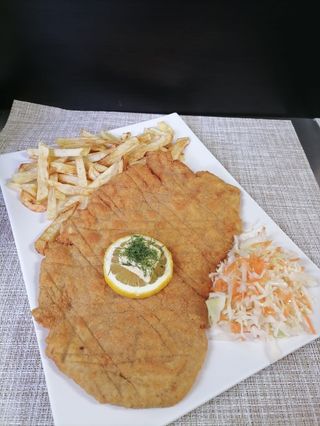 Виенски шницел с пържени картофи и зелева салата (400гр)