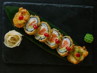 Rolka w tempurze z łososiem (310g)