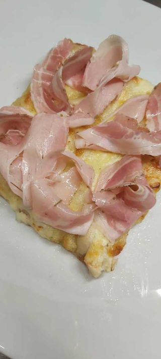 Trancio di pizza bianca stracchino e arrosto medio