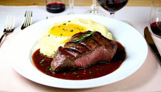 Ficăței în sos de vin roșu cu piure de cartofi