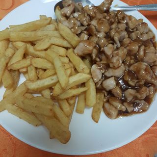 95. Pollo Con Patatas Fritas