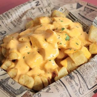 Papas Corte Brava con Queso Cheddar y Beycon