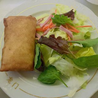 Ensalada Con Rollo De Primavera