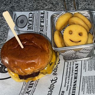 Burger Infantil + Patatas + Zumo