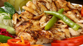 Moon Special Kebab na talerzu