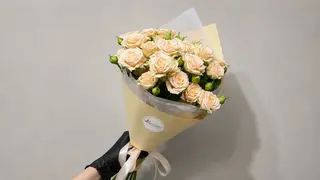 ღია კრემისფერი სპრეი ვარდების თაიგული