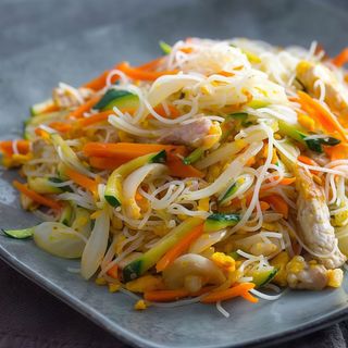 Spaghetti di riso con carne e verdure