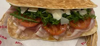 Pancetta con pomodoro, rucola e grana