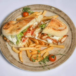 Sendvič sa pohovanom piletinom i sok