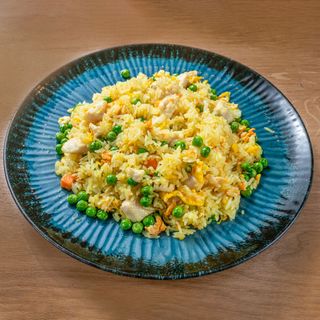 Riso saltato con pollo, uova e verdure