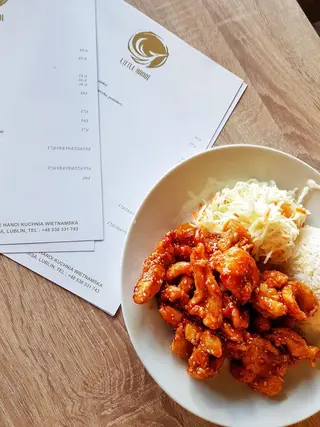 Kurczak Hanoi na ostro z ryżem i surówką