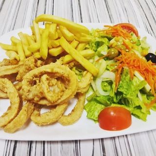 Calamares Romana Con Patatas Y Ensalada