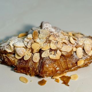 კრუასანი ნუშის კრემით