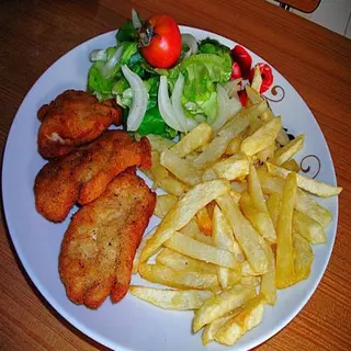 ESCALOPE DE POLLO CONENSALADA Y PATT