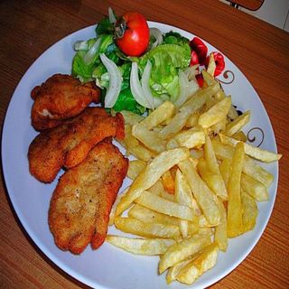 ESCALOPE DE POLLO CONENSALADA Y PATT