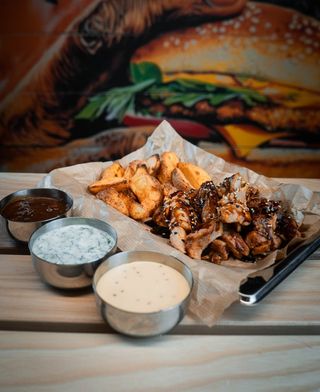 Картопляні дольки у фритюрі з курчам гриль та теріякі