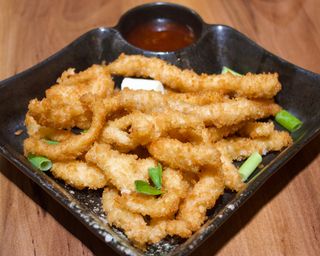 Tiras de Pollo Fritas Acompañadas con salsa japonesa