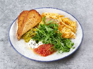 СКРЕМБЛ ЗІ СМАЖЕНИМИ КРЕВЕТКАМИ/ ІНДИЧКОЮ/ ЛОСОСЕМ С/С АБО ЛОСОСЕМ ТАТАКІ