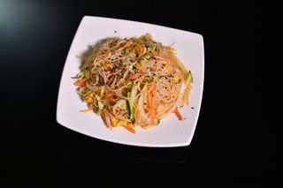 53. Spaghetti di riso con verdura mista